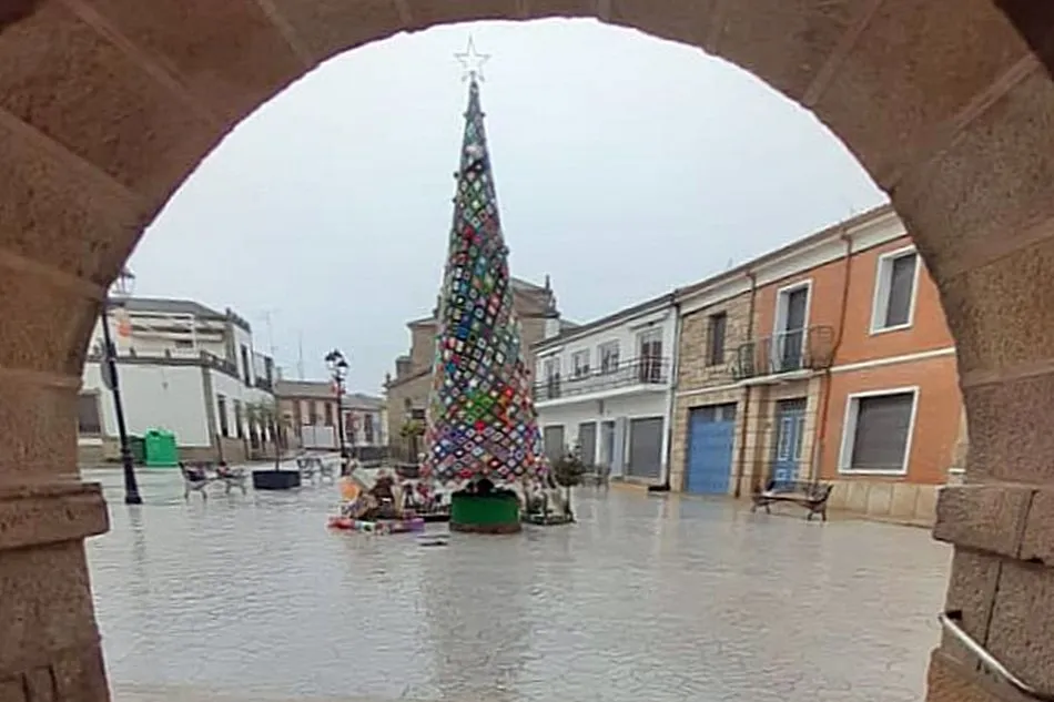 Foto 6 - Barruecopardo cuenta este a&ntilde;o con dos &aacute;rboles de Navidad gracias a la Asociaci&oacute;n de mujeres  