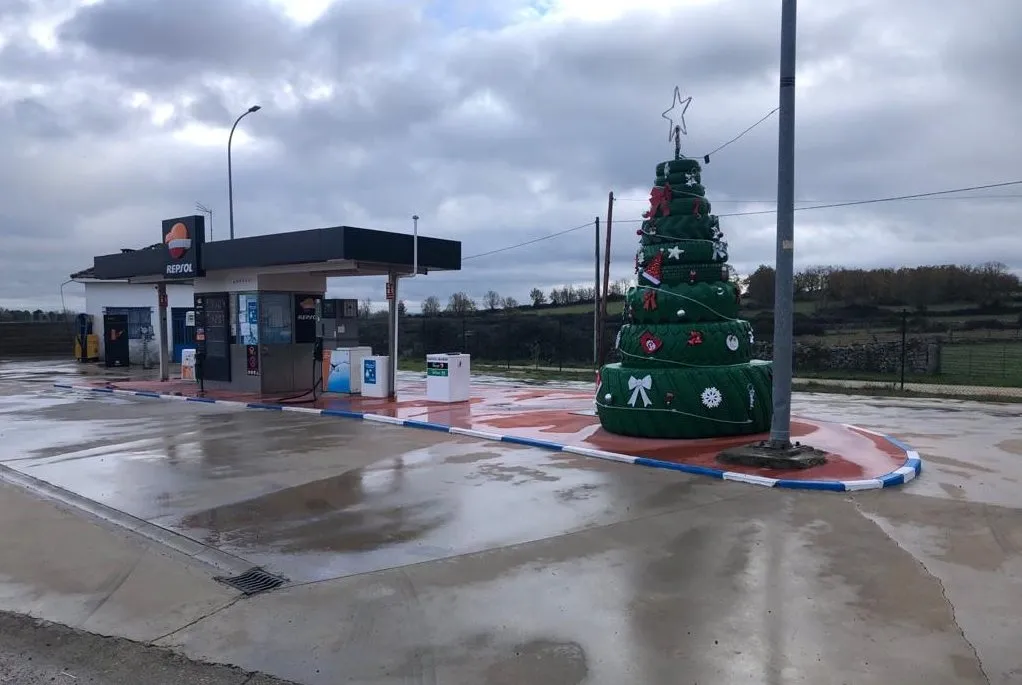 Foto 5 - Barruecopardo cuenta este a&ntilde;o con dos &aacute;rboles de Navidad gracias a la Asociaci&oacute;n de mujeres  