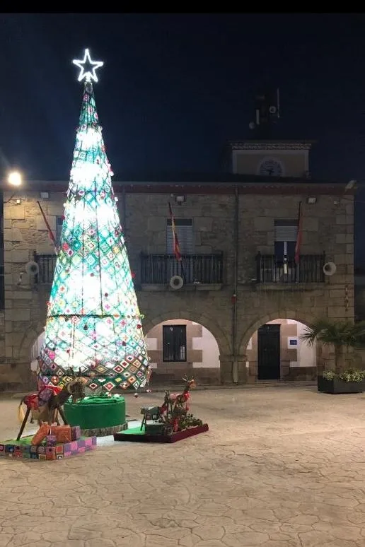 Foto 4 - Barruecopardo cuenta este a&ntilde;o con dos &aacute;rboles de Navidad gracias a la Asociaci&oacute;n de mujeres  