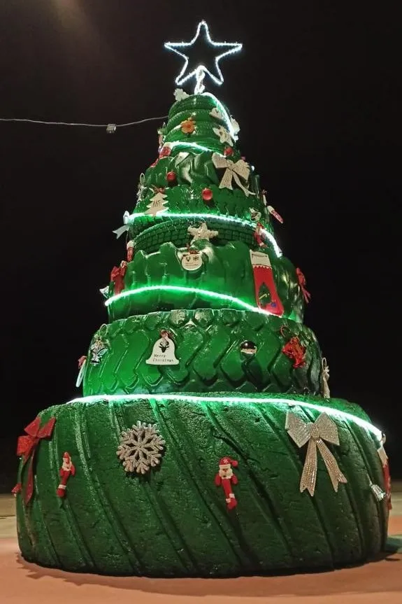 Foto 3 - Barruecopardo cuenta este a&ntilde;o con dos &aacute;rboles de Navidad gracias a la Asociaci&oacute;n de mujeres  
