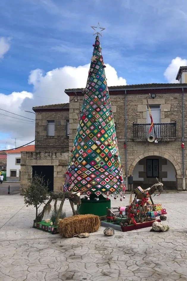 Foto 2 - Barruecopardo cuenta este a&ntilde;o con dos &aacute;rboles de Navidad gracias a la Asociaci&oacute;n de mujeres  