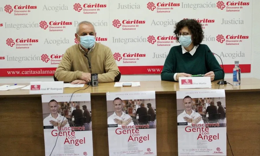 El secretario general de Cáritas Salamanca, José María Rodríguez (i), y la coordinadora del recurso de acogida y atención primaria, Oliva Martín (d). Foto CÁRITAS Salamanca