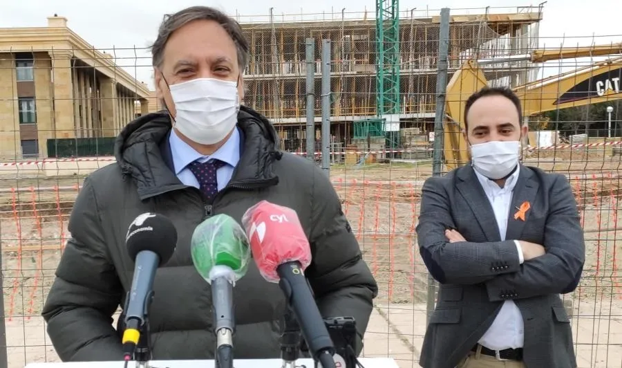 Intervención del alcalde de Salamanca, Carlos García Carbayo, ante los medios, en su visita a Ciudad Jardín