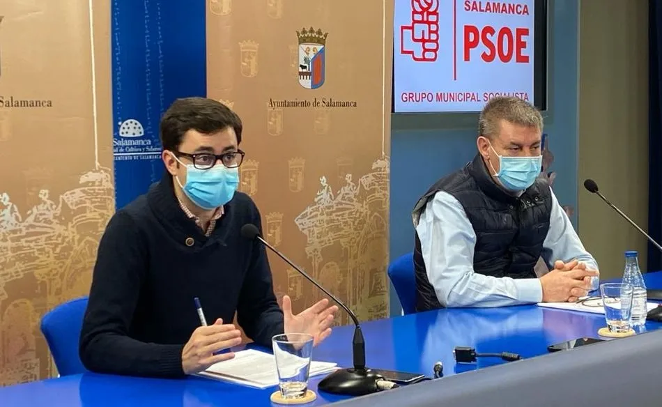 José Luis Mateos, portavoz del Grupo Municipal Socialista, acompañado del concejal Marcelino García