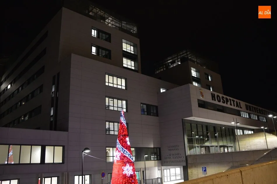 Foto 5 - Encendido del r&oacute;tulo del nuevo edificio del Hospital Universitario de Salamanca&nbsp;