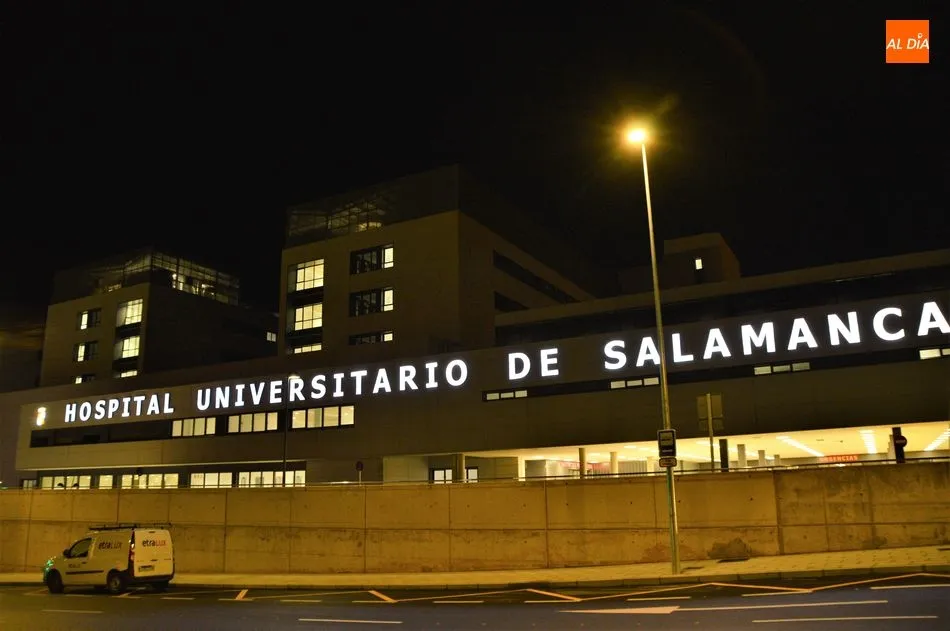 Foto 3 - Encendido del r&oacute;tulo del nuevo edificio del Hospital Universitario de Salamanca&nbsp;