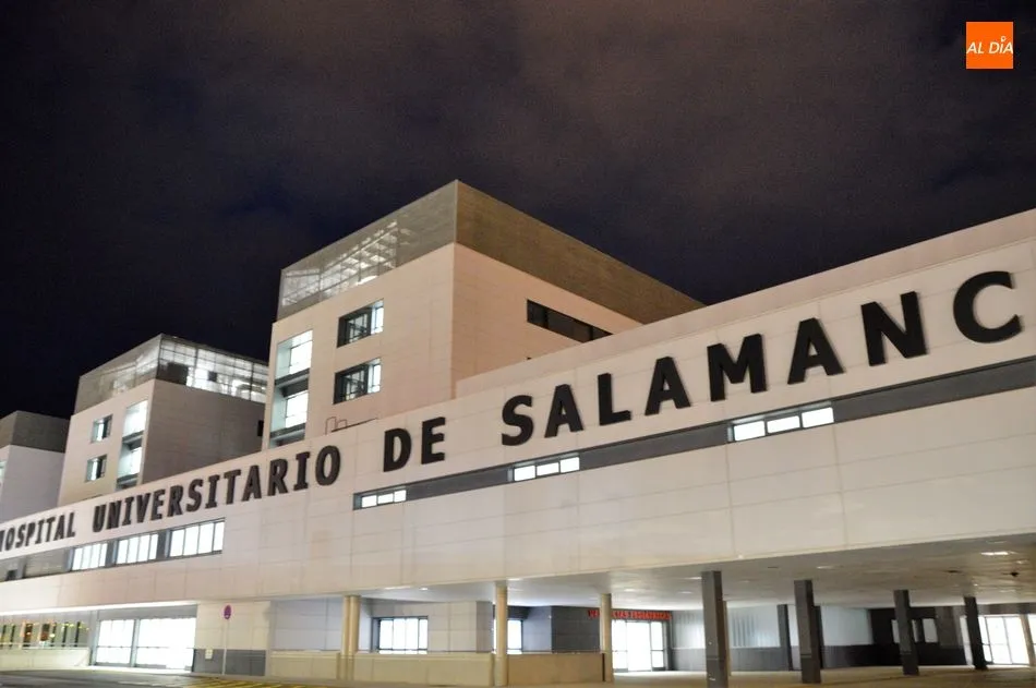 Foto 2 - Encendido del r&oacute;tulo del nuevo edificio del Hospital Universitario de Salamanca&nbsp;