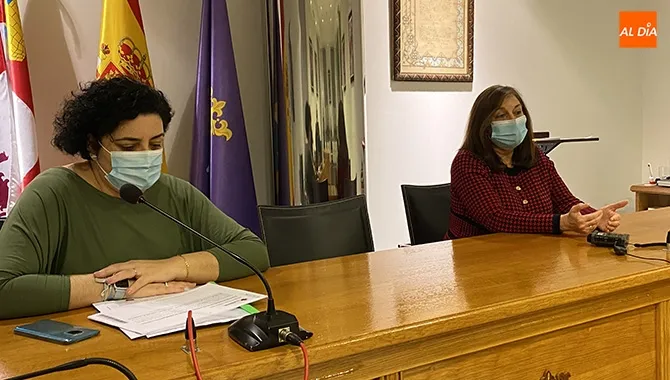La alcaldesa de Peñaranda, Carmen Ávila, y la concejal de economía, Patro Macías, daban a conocer el inicio del pago de las ayudas Covid