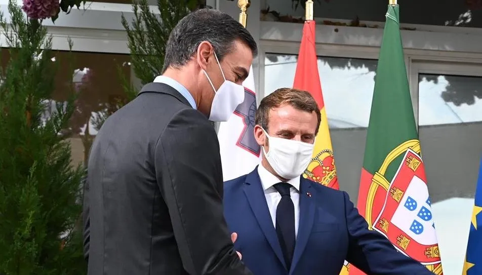 El presidente del Gobierno, Pedro Sánchez (i), y el presidente francés, Emmanuel Macron, en uno de sus encuentros. Foto Moncloa  Archivo