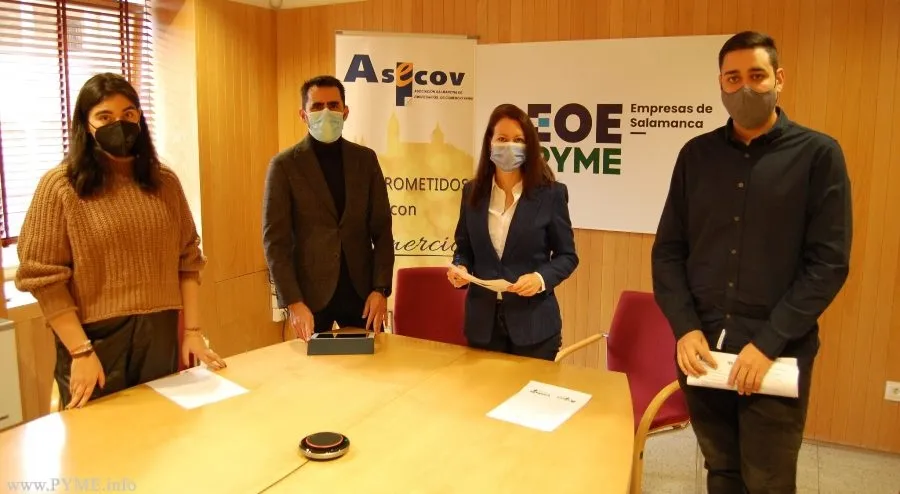 Víctor Yenes, secretario general CEOE-CEPYME Salamanca, y Soledad Gómez, presidenta de ASECOV, ambos en el centro, en la ‘Barómetro del Comercio en Salamanca’