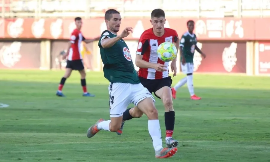 Iván Casado en un partido con el CD Badajoz de la pasada campaña. Foto @Ivan6casado