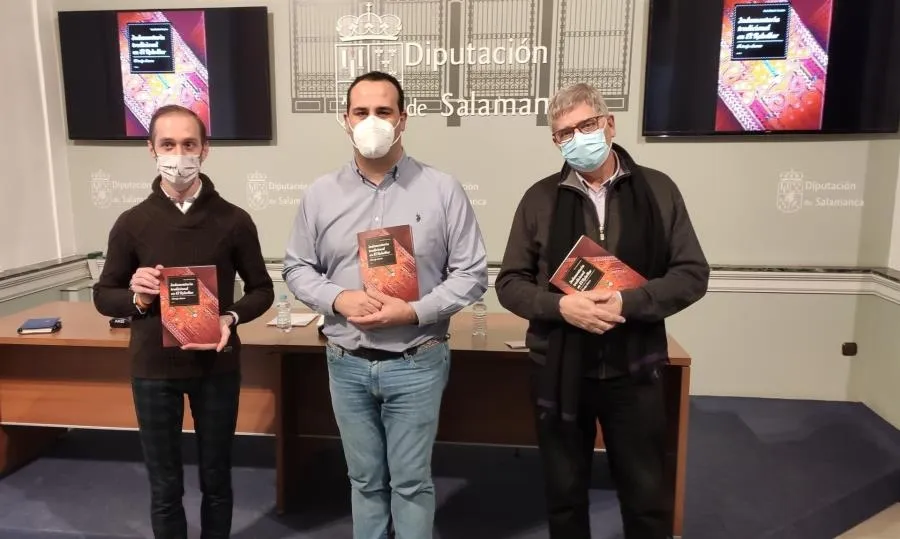 Raúl Benito, David Mingo y Juan Francisco Blanco, de izquierda a derecha, en la presentación de Indumentaria tradicional en el Rebollar. Foto EP