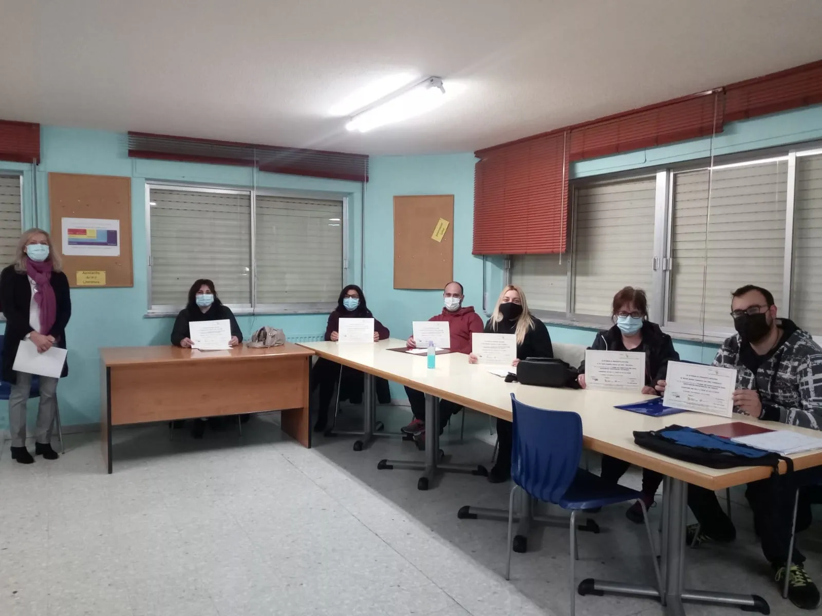 Entrega de diplomas a los participantes en el curso