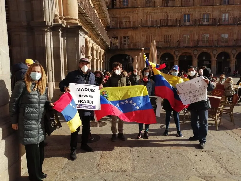 Pedro Morales junto con otros miembros de la Asociación en la última actividad en la Plaza Mayor - AVS