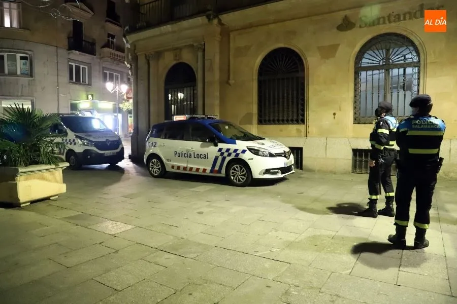 Agentes de la Policía Local en el centro de Salamanca. Foto de archivo