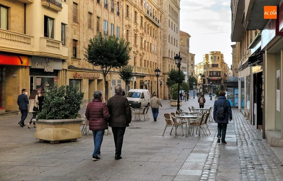 Para evitar la formación de aglomeraciones de personas en las vías y espacios públicos la Junta pide a los ayuntamientos que adopten medidas de control del aforo en las vías