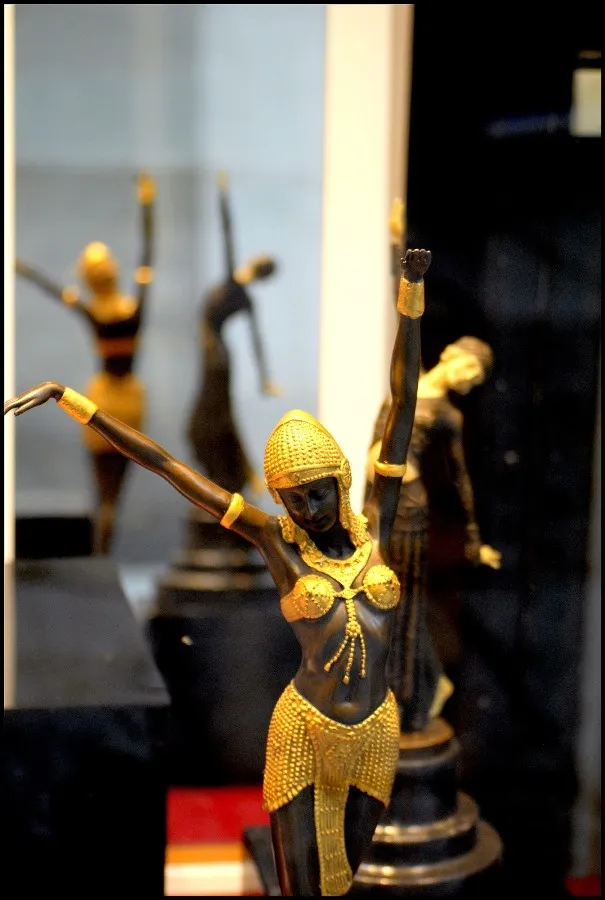 Foto 2 - Sue&ntilde;an las ventanas de la ciudad con bailarinas