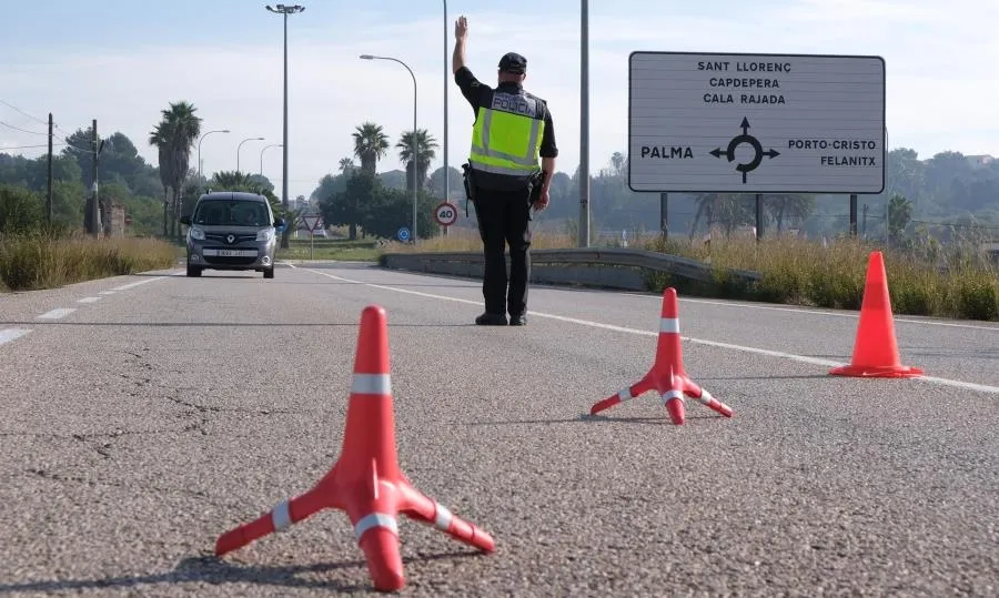 Un agente de la Policía realiza controles de movilidad a la entrada de la localidad de Manacor, Mallorca. Foto Isaac Buj - EP Archivo
