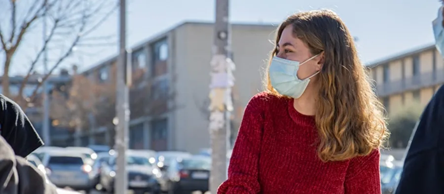 Estudiante con mascarilla en el Campus Unamuno. Foto USAL - Archivo
