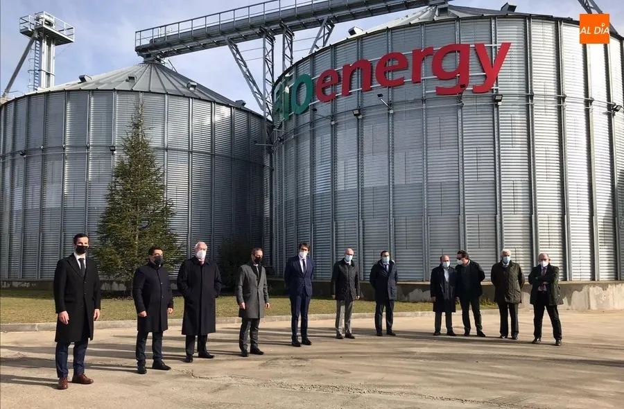 Autoridades y responsables de Bioenergy Barbero en la inauguración de las renovadas instalaciones de la empresa en Las Torres. Foto de Lydia González