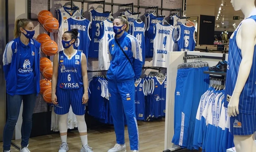 Foto 4 - Inaugurado el primer espacio de venta de &lsquo;merchandising&rsquo; del CB Avenida en El Corte Ingl&eacute;s