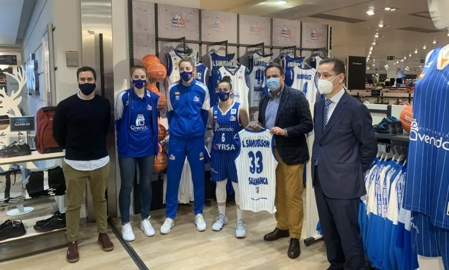 Foto 3 - Inaugurado el primer espacio de venta de &lsquo;merchandising&rsquo; del CB Avenida en El Corte Ingl&eacute;s