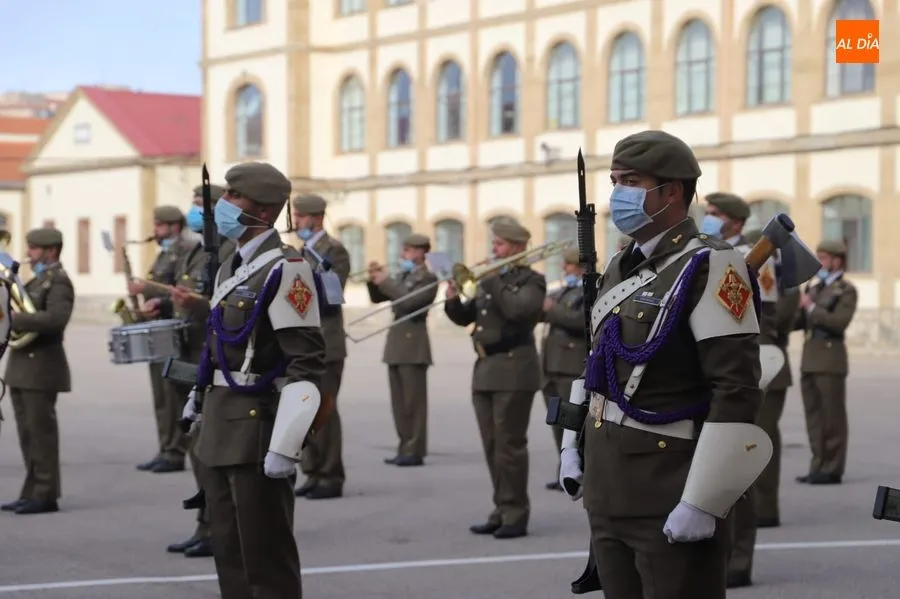 Foto 4 - El Teniente Coronel Ignacio Garc&iacute;a L&oacute;pez asume el mando del Regimiento de Especialidades de...