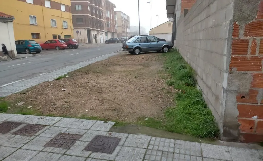 Foto 3 - Vecinos de la calle Wetones, molestos por la nueva reubicaci&oacute;n de los contenedores de su v&iacute;a  