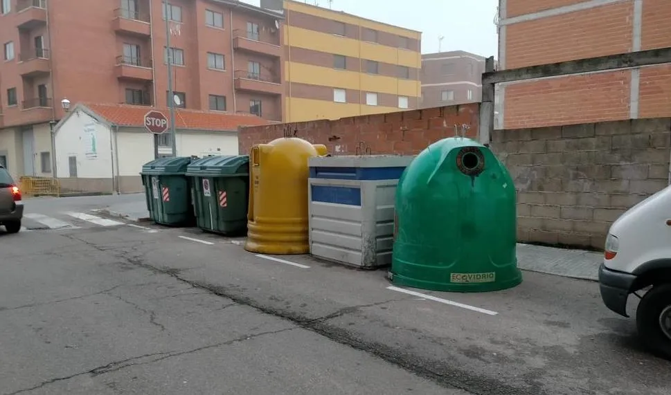 Foto 2 - Vecinos de la calle Wetones, molestos por la nueva reubicaci&oacute;n de los contenedores de su v&iacute;a  