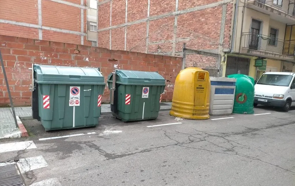 Vecinos de la calle Wetones, molestos por la nueva reubicación de los contenedores de su vía  