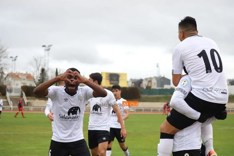 Keita celebra el tanto marcado ante el Bembibre en la primera mitad | Fotos: LG