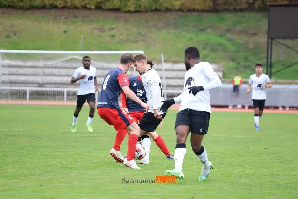 Foto 11 - El Salamanca UDS B acaba firmando tablas con el Bembibre para despedir el 2020 (1-1)