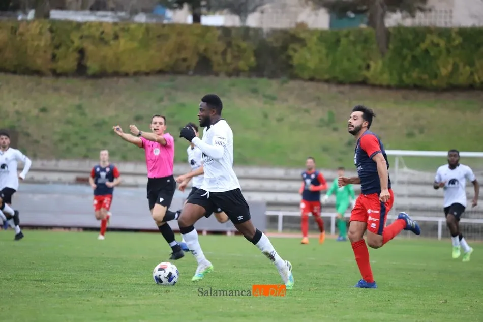 Foto 10 - El Salamanca UDS B acaba firmando tablas con el Bembibre para despedir el 2020 (1-1)