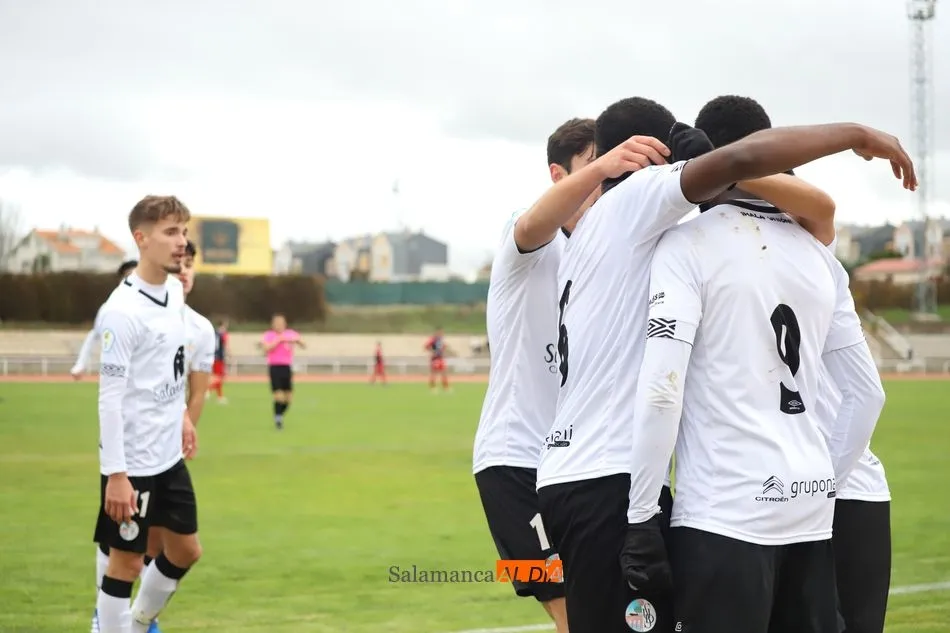Foto 7 - El Salamanca UDS B acaba firmando tablas con el Bembibre para despedir el 2020 (1-1)