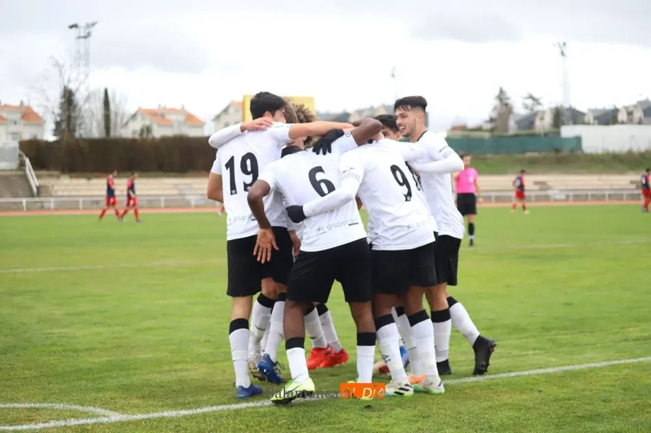 Foto 6 - El Salamanca UDS B acaba firmando tablas con el Bembibre para despedir el 2020 (1-1)