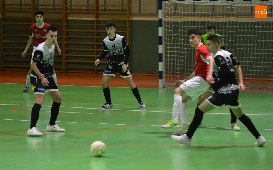 Foto 7 - El III Juvenil no pasa del empate ante el River al no estar tan atinado al final como en su...