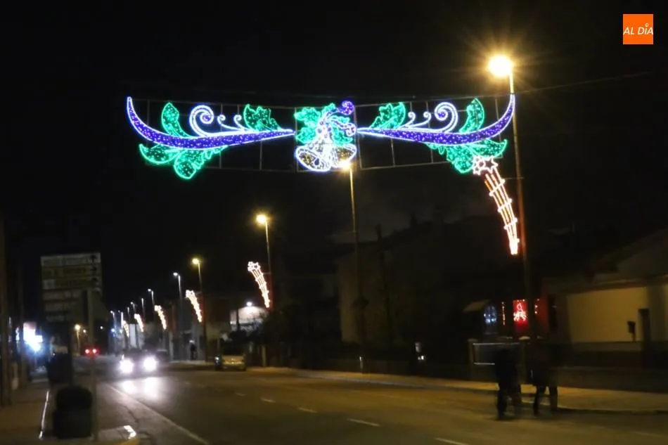 Decoración navideña en Babilafuente. | Jorge Holguera