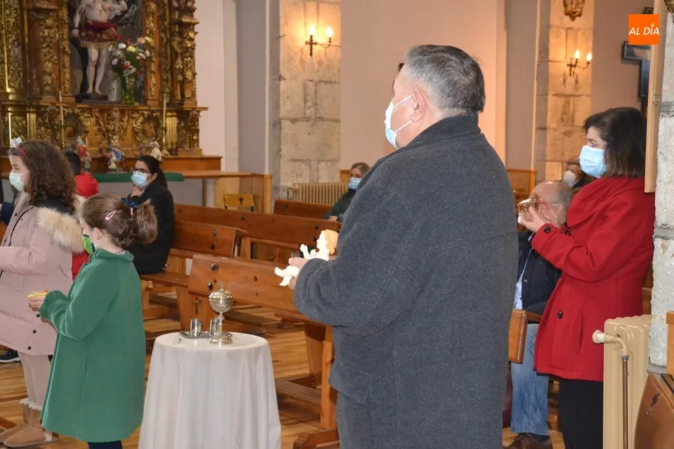 Foto 6 - Los fieles de San Crist&oacute;bal llevan a bendecir sus im&aacute;genes del Ni&ntilde;o Jes&uacute;s  