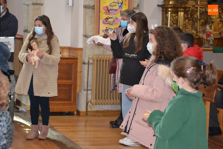 Foto 7 - Los fieles de San Crist&oacute;bal llevan a bendecir sus im&aacute;genes del Ni&ntilde;o Jes&uacute;s  