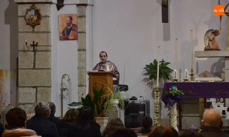 Foto 10 - Los fieles de San Crist&oacute;bal llevan a bendecir sus im&aacute;genes del Ni&ntilde;o Jes&uacute;s  