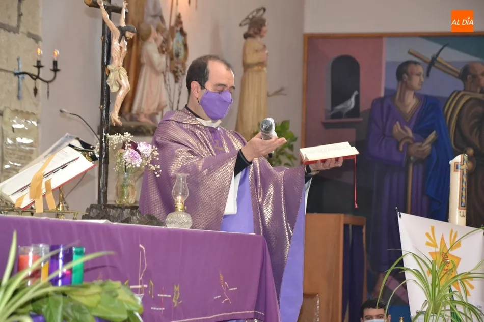 Foto 8 - Los fieles de San Crist&oacute;bal llevan a bendecir sus im&aacute;genes del Ni&ntilde;o Jes&uacute;s  