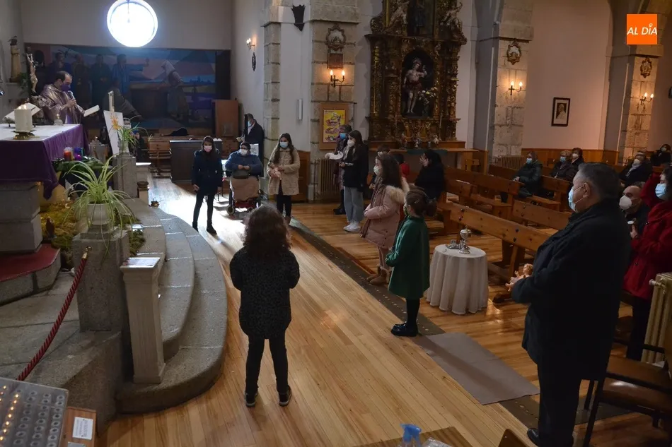 Foto 9 - Los fieles de San Crist&oacute;bal llevan a bendecir sus im&aacute;genes del Ni&ntilde;o Jes&uacute;s  