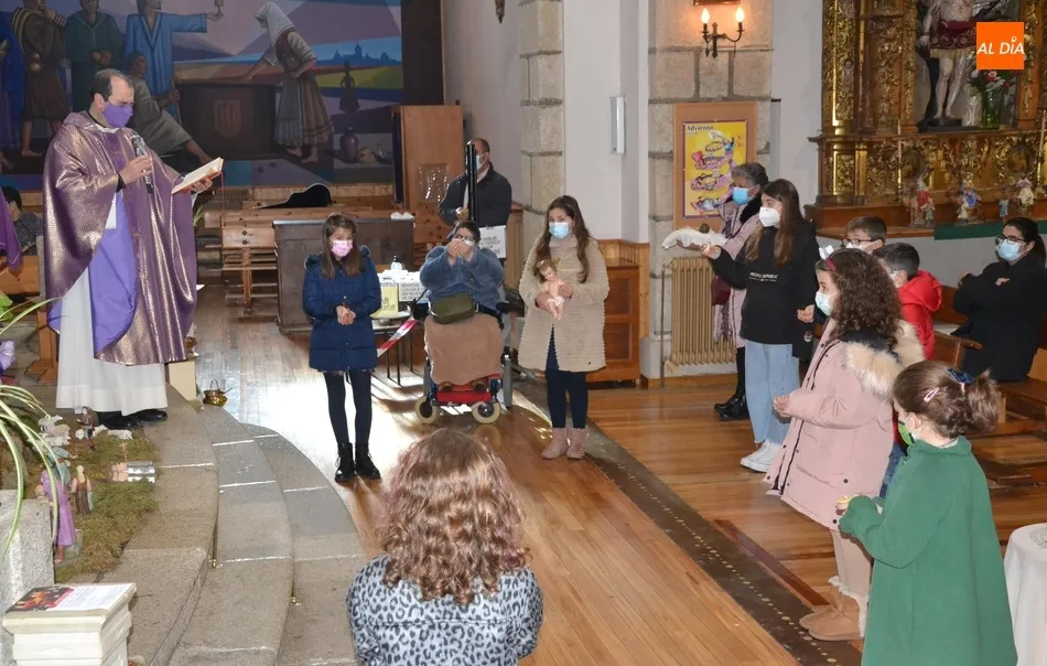Los fieles de San Cristóbal llevan a bendecir sus imágenes del Niño Jesús  