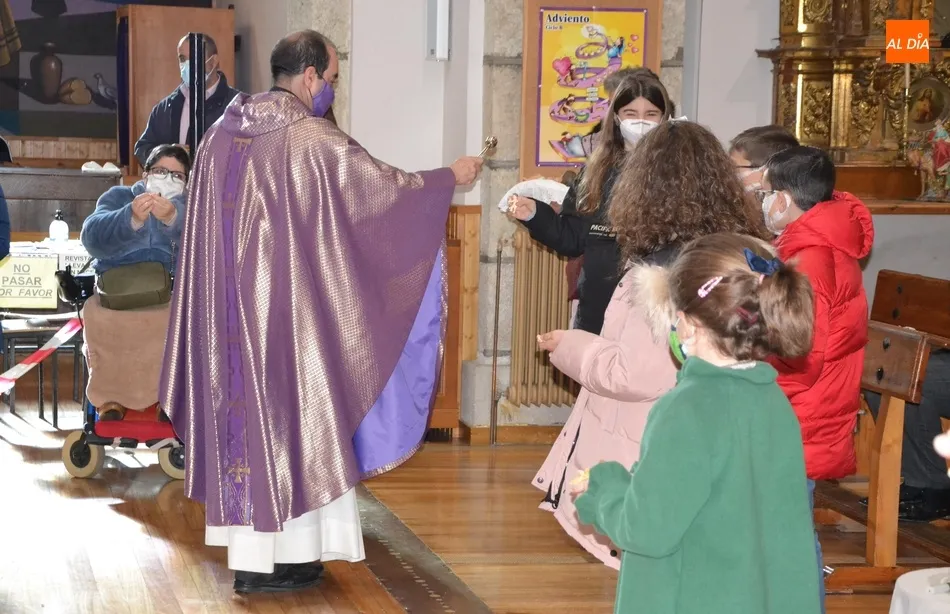 Foto 5 - Los fieles de San Crist&oacute;bal llevan a bendecir sus im&aacute;genes del Ni&ntilde;o Jes&uacute;s  