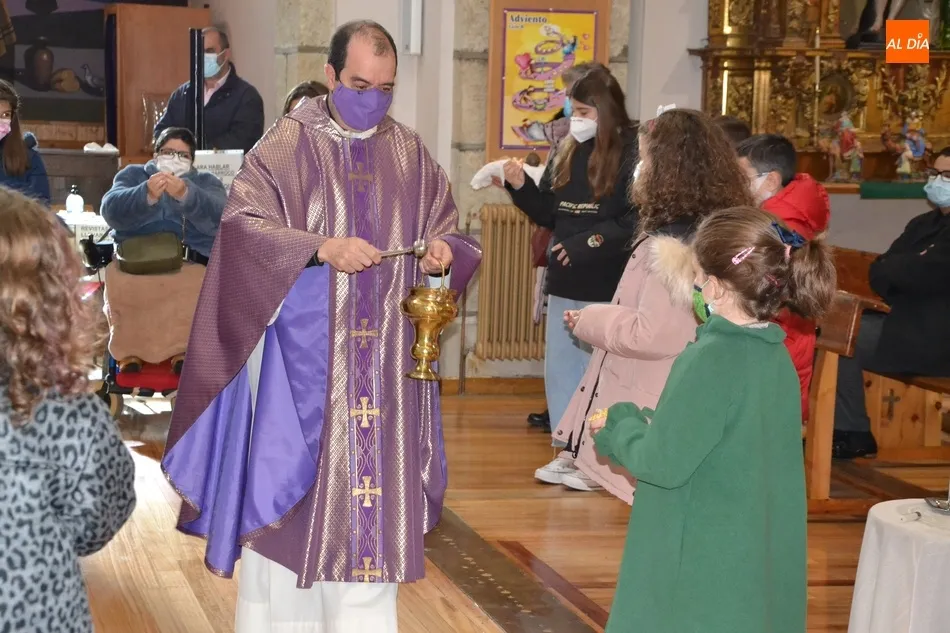 Foto 4 - Los fieles de San Crist&oacute;bal llevan a bendecir sus im&aacute;genes del Ni&ntilde;o Jes&uacute;s  