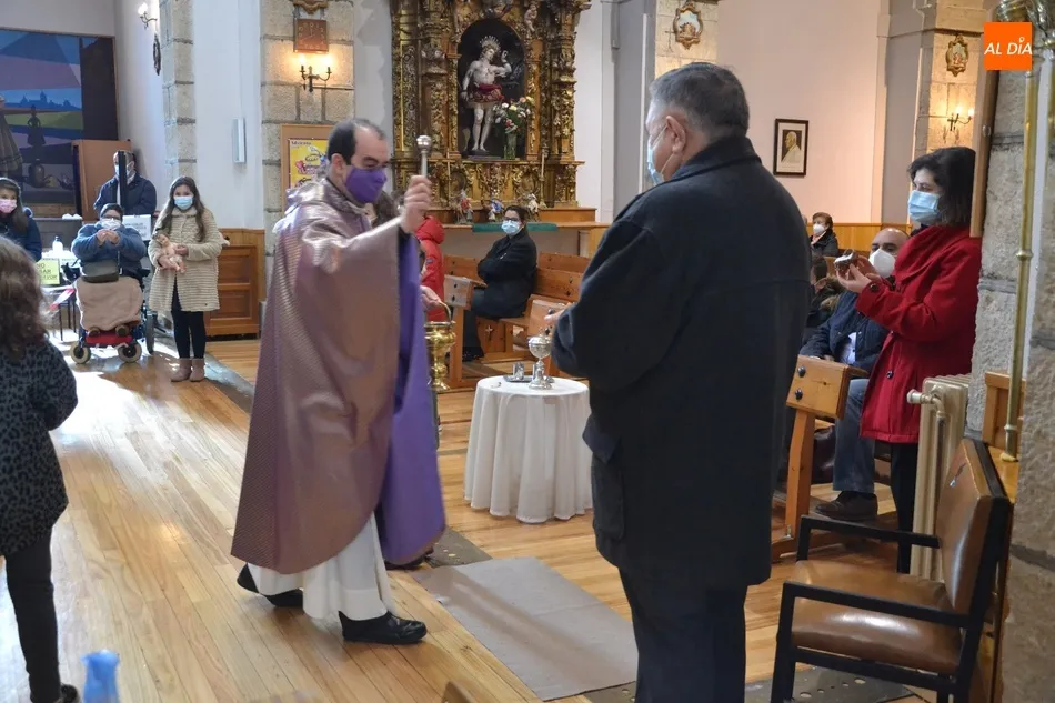 Foto 3 - Los fieles de San Crist&oacute;bal llevan a bendecir sus im&aacute;genes del Ni&ntilde;o Jes&uacute;s  