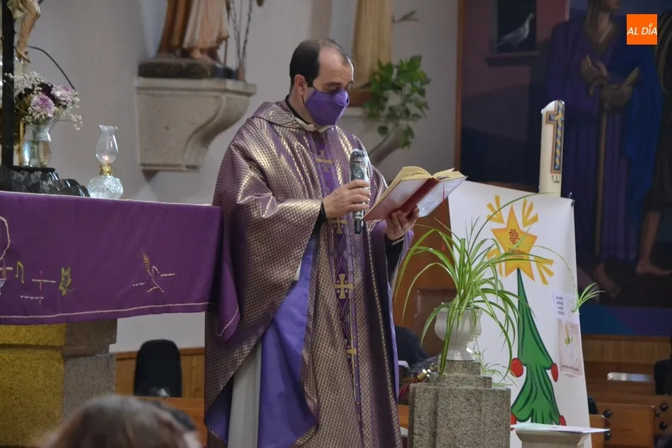 Foto 2 - Los fieles de San Crist&oacute;bal llevan a bendecir sus im&aacute;genes del Ni&ntilde;o Jes&uacute;s  
