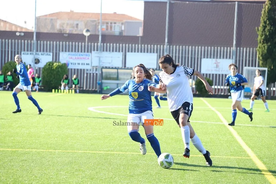 Lucía Bermejo, autora del gol salmantino, disputando un balón - Fotos: Lydia González
