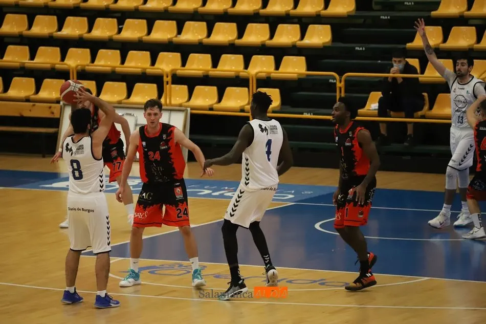 Foto 10 - El CB Tormes camina fuerta en liga y vence al Burgos (72-63)