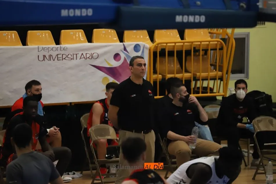 Foto 9 - El CB Tormes camina fuerta en liga y vence al Burgos (72-63)